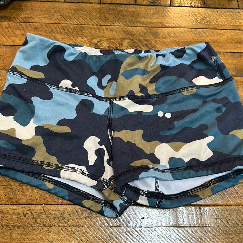Fleo camo original Booty shorts size small.  Good used condition